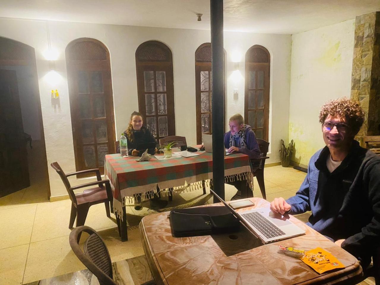 Farah Guest Inn ฮาปูตาเล ภายนอก รูปภาพ